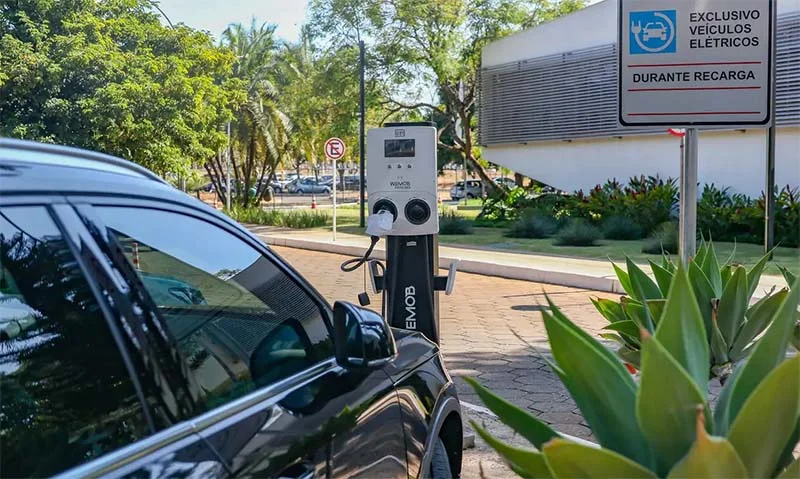 Câmara inclui carro elétrico e apostas no Imposto Seletivo: entenda a nova versão do projeto que regulamenta a reforma tributária