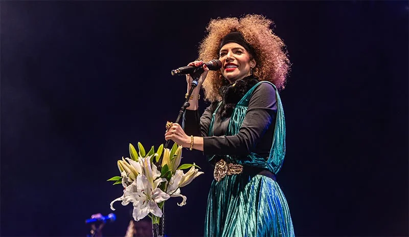 “Quem julga ‘quem merece viver ou não’ deve ser o primeiro a ser preso'”, defende Vanessa da Mata, que está no musical Clara Nunes, a tal Guerreira, em SP