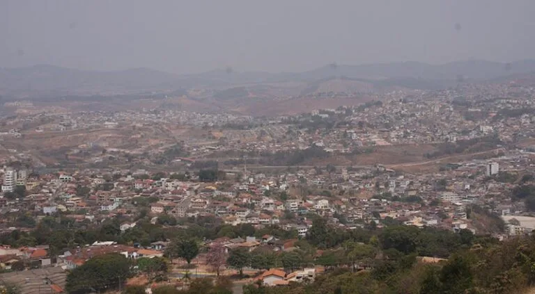 Monitoramento da qualidade do ar da Vale no portal ItabiraAr indica condições atmosféricas moderadas na cidade, mesmo com tantas queimadas e poeira de minério