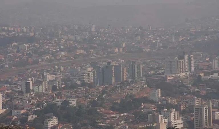 Seca severa, fumaça de incêndios florestais e poeira de minério deixam o ar de Itabira irrespirável