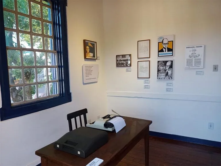 No aniversário de nascimento do poeta maior, a Casa de Drummond abre, nesta quinta-feira (31), a exposição Menino Antigo, Poeta Moderno