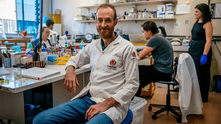 “Nosso sistema vacinal poderá ser útil contra doenças que nem conhecemos ainda”, diz o imunologista Breno Beirão, da UFPR