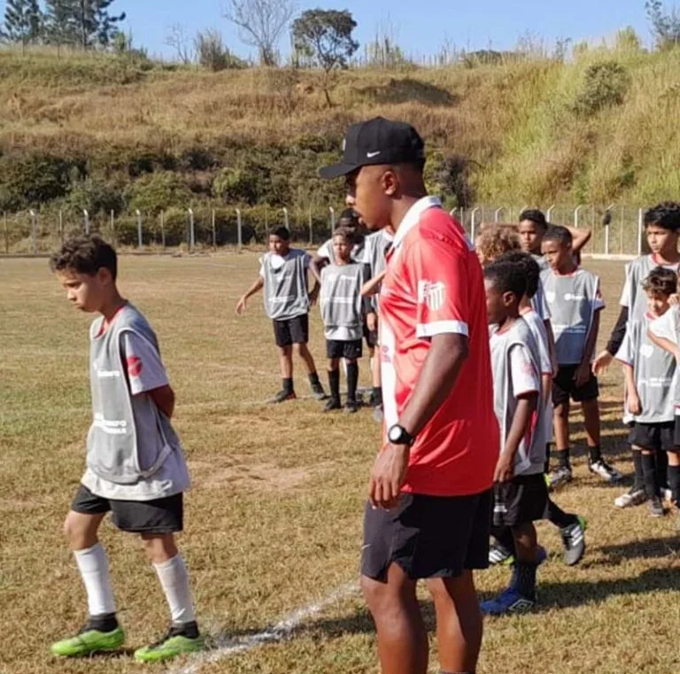 Graduandos de Educação Física estudam a integração de atividades esportivas e desenvolvimento social em Itabira