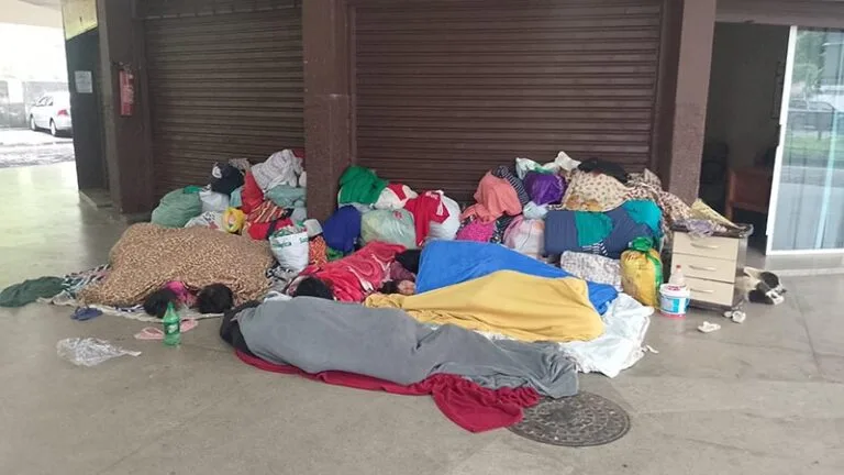 Maxakali “hospedam” na rodoviária e pedem “doações” em Itabira para as festas de fim de ano