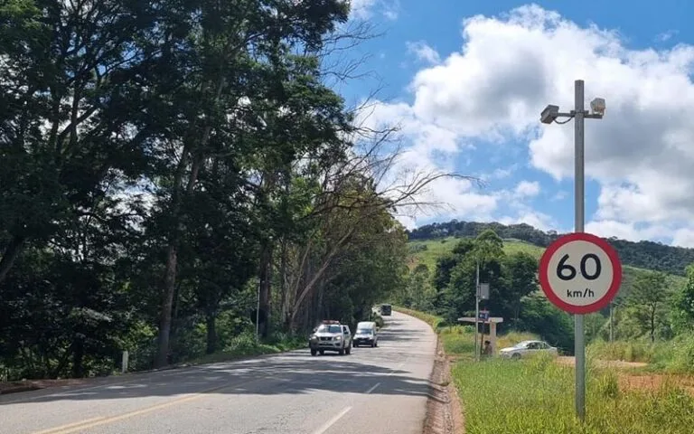Novos radares com limite de 60 km/h entram em funcionamento na Chapada e Palmital, em Itabira, nesta segunda-feira (17)