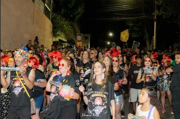 Carnaval irreverente: bloco “Nós que aqui estamos por vós esperamos” promete alegria e reflexão com homenagem a Elza Soares