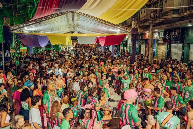 O ziriguidum do pré-Carnaval Haja Amor segue até domingo (23) em Itabira, com cortejos e apresentação de blocos com muita diversão e samba nos pés