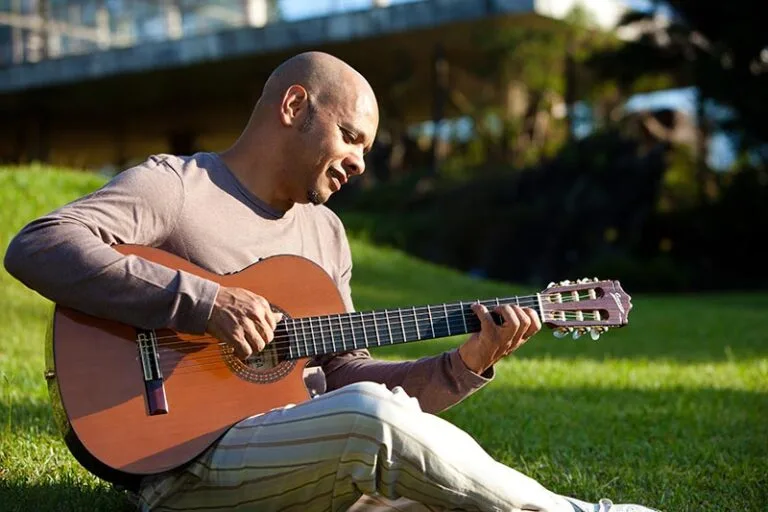 Álbum póstumo, “Vander Lee, voz e violão” resgata registros inéditos e celebra a essência do cantor e compositor
