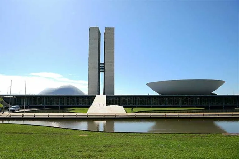 Movimentos sociais pressionam pelo fim dos supersalários no serviço público e combatem os privilégios