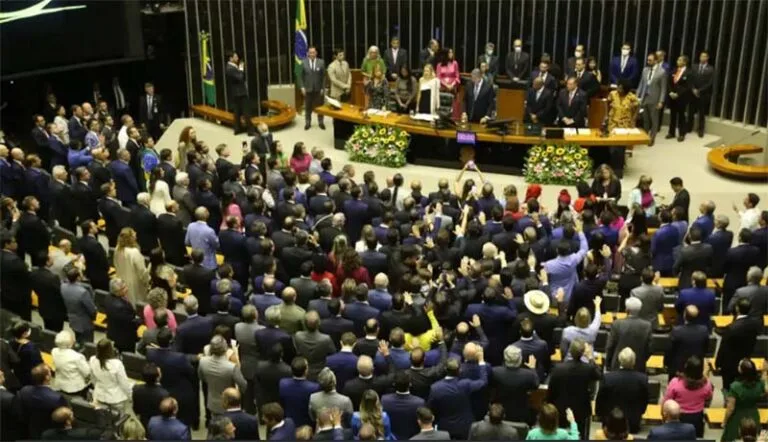 Para não perder 14 vagas na Câmara, deputados criam 18 novas, sem atender ao STF