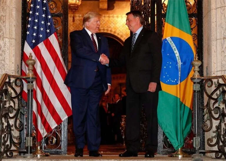 Trump se vê no espelho ao defender Bolsonaro, mira Moraes e taxa o Brasil, enquanto Lula ensaia surfar na onda da picanha mais barata