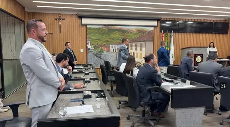 Vereadores sindicalistas votam contra projeto que restringe acesso de parte dos servidores municipais ao cartão-alimentação em Itabira