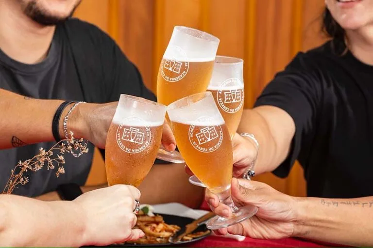 Dia da Cerveja: a história por trás da bebida favorita dos brasileiros