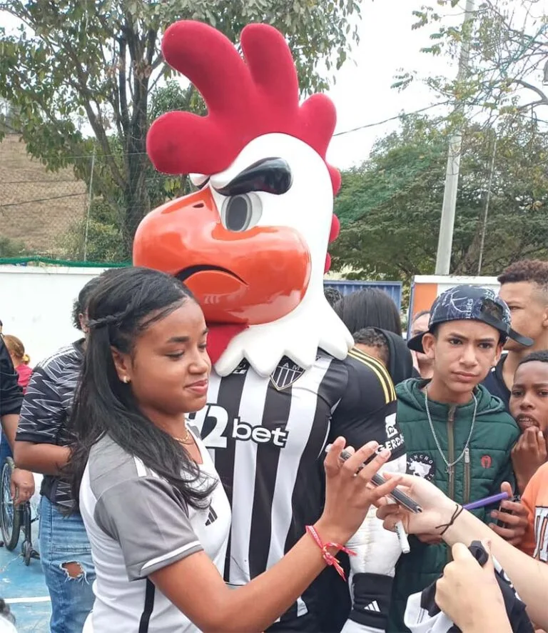 Galo Doido visita Santa Maria de Itabira em ação social e faz a festa nas escolas