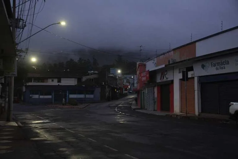 Chuva em Itabira traz alívio em meio à crise hídrica e ambiental marcada por poeira de minério e queimadas