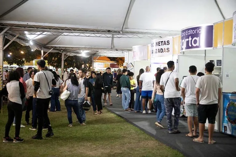Ipatinga realiza o 16º Salão do Livro do Vale do Aço com homenagem a Adélia Prado e recital com poemas de Drummond