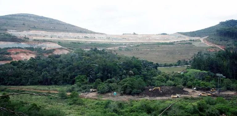 Itabira está cercada por pilhas de estéril/rejeito, além das barragens; Codema cobra explicações da Vale sobre riscos de deslizamento