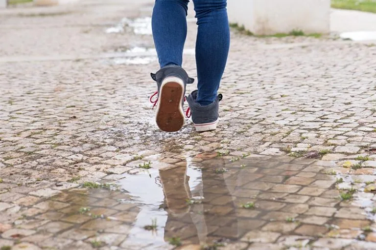 Pisar em água da chuva pode causar doenças graves, alerta dermatologista