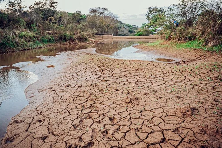 Seca prolongada deixa bairros de Itabira sem água, e Saae faz manobra com rodízio para enfrentar a crise hídrica