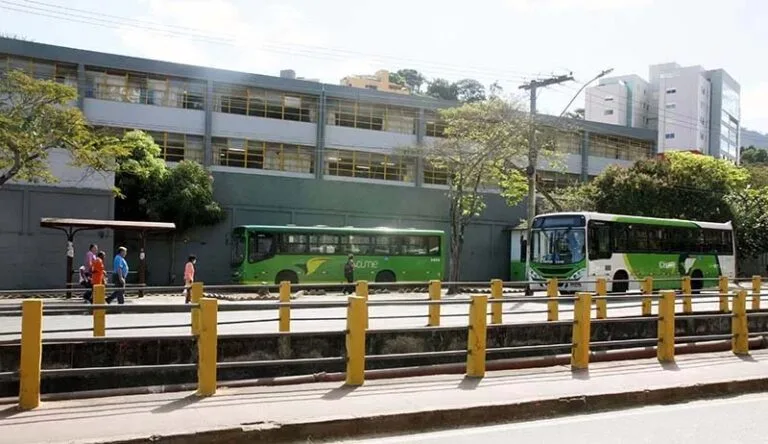 Carlinhos “Sacolão”, presidente da Câmara, questiona monopólio do transporte coletivo em Itabira