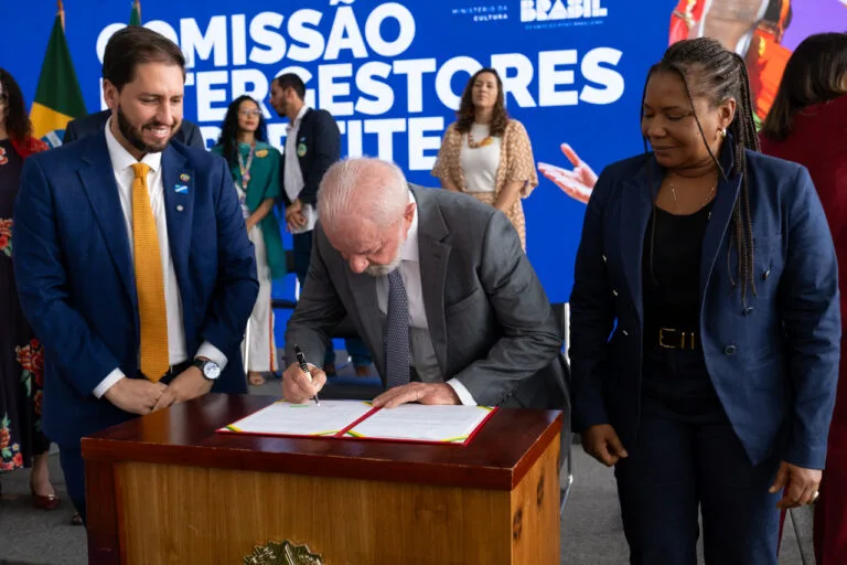Com Agentes Territoriais, Lula assina Plano Nacional de Cultura e propõe “guerrilha democrática cultural”