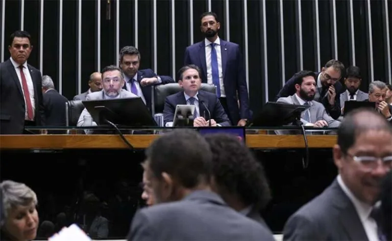 Crise na Câmara expõe fragilidade de Hugo Motta e fortalece Lula junto à opinião pública
