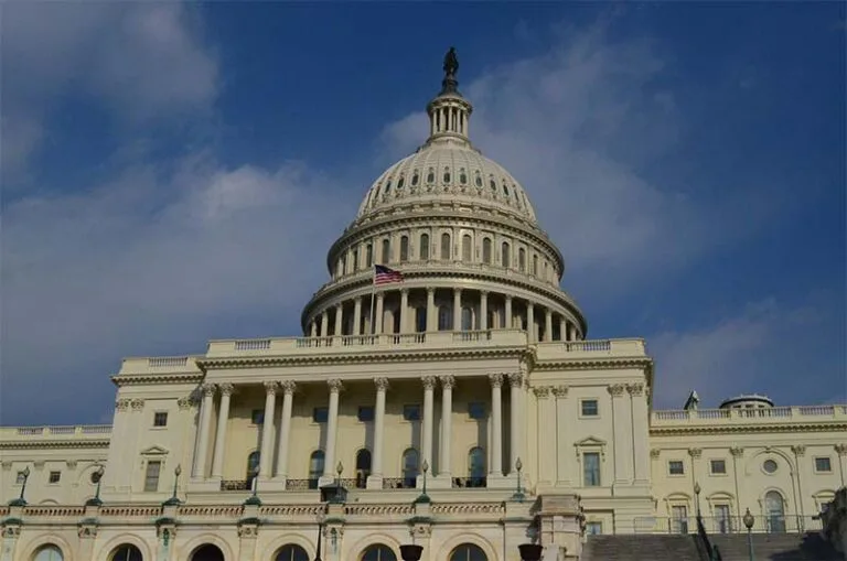 Senado dos EUA aprova resolução para barrar Trump contra Venezuela