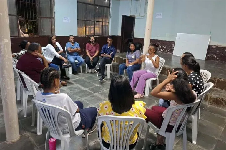Associação dos Moradores do Bairro Pedreira promove alfabetização de adultos em Itabira
