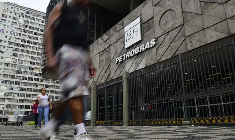 Petrobras diz que está entregando todo o combustível produzido