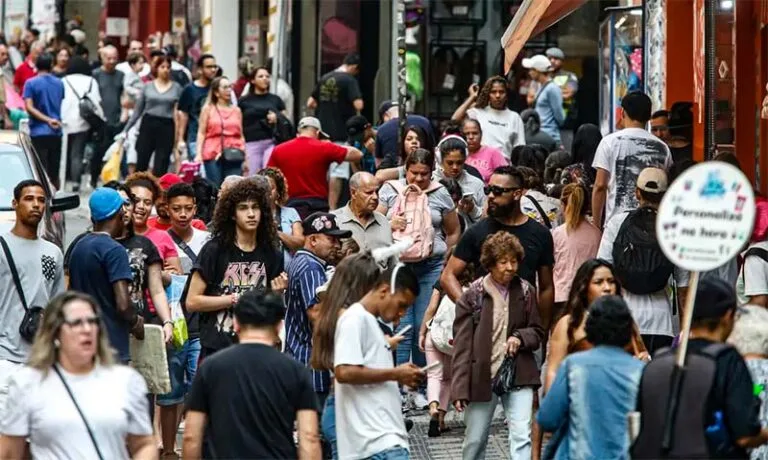 População no Brasil cresce em ritmo menor e está envelhecendo