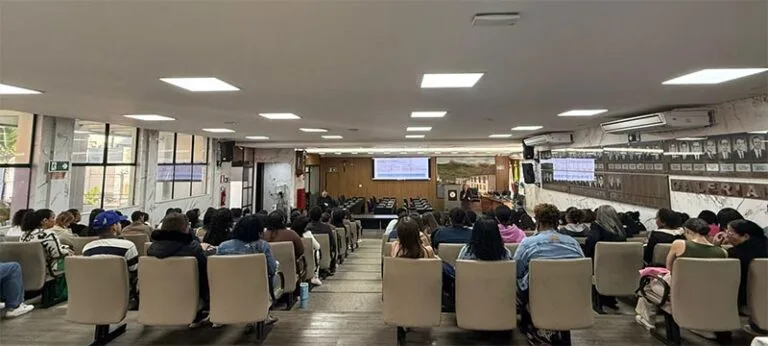 Câmara de Itabira promove formação inclusiva para monitores escolares