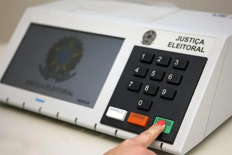 A urna importada: como o mundo está decidindo a eleição brasileira de 2026