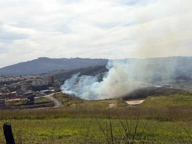 Prefeitura de Itabira já autua e multa moradores que fazem queimadas em quintais e terrenos vagos
