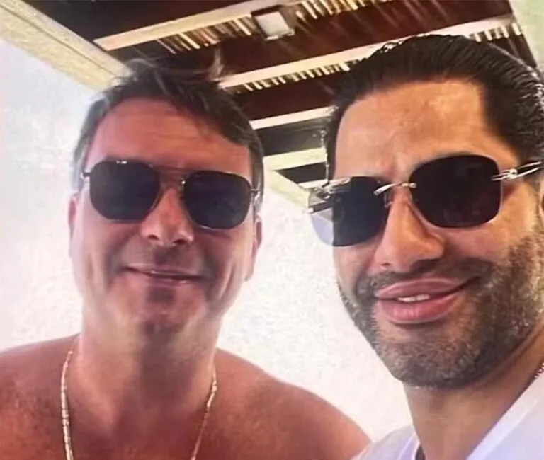 Plataformas confirmam autenticidade da foto de Flávio Bolsonaro com Sicário e afastam uso de inteligência artificial