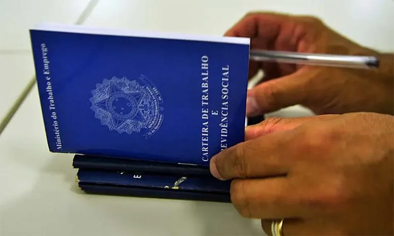 Desemprego cai para 5,3%, o menor para o trimestre terminado em julho